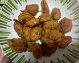 A picture of step 5 of Moong dal ke pakore.