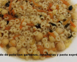 Foto del paso 8 de la receta: Caldo de pollo con garbanzo, zanahorias y pasta exprés