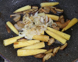玉米筍炒鮮菇蝦仁的食譜步驟3照片