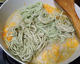 Foto langkah ke 2 dari resep Mie Tumis Bayam Brazil.