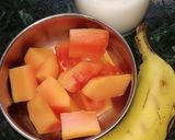 A picture of step 1 of Papaya almond shake.
