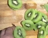 A picture of step 1 of Kiwi Milk Shake.