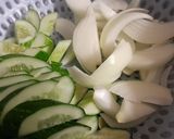 Hình bước làm 1 của món Mực xào dưa leo hành tây