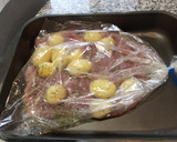 Foto del paso 7 de la receta: Filetes de contramuslo de pavo con papas al horno