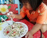 รูปขั้นตอนการทำที่ 4 ของ ตำสั่วใส่ส้มผัก