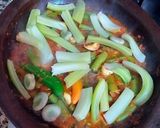 Foto del paso 5 de la receta: Tajine de boquerones con pencas de coliflor y habas tiernas