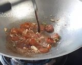รูปขั้นตอนการทำที่ 3 ของ ผัดกะเพรากุนเชียงหมูทอดด้วยน้ำ แซ่บๆ ทำอาหารง่ายๆ กับคุณแม่