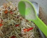 Foto langkah ke 4 dari resep Cah Taoge Ayam Kucai.