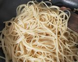 Foto langkah ke 3 dari resep Spagetti Aglio e Olio with Sausages.