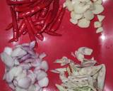 รูปขั้นตอนการทำที่ 1 ของ แกงอ่อมไก่ใส่ฝักใส่ผักชีลาว