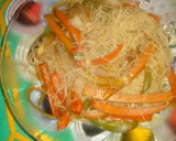 Foto del paso 5 de la receta: Fideos de arroz con salsa de soja y vegetales salteados