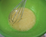 Foto langkah ke 2 dari resep Bolu pisang kukus tanpa mixer.