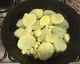 Foto del paso 3 de la receta Merluza con patatas langostinos y calamares