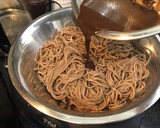 Foto del paso 4 de la receta: Chow Mein vegano con cacahuate y salsa agripicante