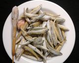 Hình bước làm 1 của món Cá nhỏ có trứng ướp ngũ vị chiên.