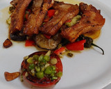 Foto del paso 11 de la receta: Chuletas de lechón con ajos tiernos, verduras y miel