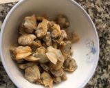 Hình bước làm 2 của món Canh nghêu rau tập tàng