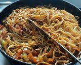 A picture of step 4 of Chinese Egg Hakka noodles.