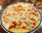 Hình bước làm 4 của món Pizza xúc xích, thanh mực, cà chua, hành tây, nấm