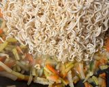 Une image de l'étape 3 de Wok de légumes avec des sachets de nouilles chinoise instantanées.