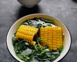 Foto langkah ke 4 dari resep Bening Bayam Jagung Manis.