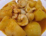 Foto del paso 3 de la receta: Guiso de patatas con sepia y gambas