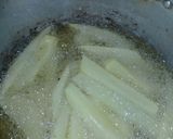 Foto del paso 1 de la receta: Salchipapas con huevo al caballo y colchón de cebolla