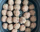 Foto langkah ke 5 dari resep Bola Bola daging dengan saus lada hitam dan mashed potatoes.