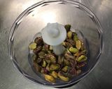 Une image de l'étape 2 de Tarte renversée prunes et pistaches.