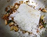 Gambar langkah 4 resipi Nasi Goreng Tomyam Mudah dan Sedap!.