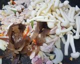 รูปขั้นตอนการทำที่ 2 ของ หมูผัดเห็ด