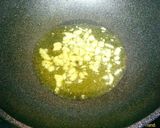 รูปขั้นตอนการทำที่ 3 ของ ข้าวผัดไก่คะน้าน้ำพริกเผากุนเชียงทอดกระเทียมกรอบ