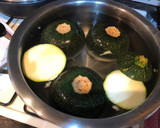 Foto del paso 3 de la receta: Bomba de calabacín relleno de verduras y pollo