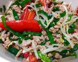 รูปขั้นตอนการทำที่ 1 ของ ราเมงผัดหมูสับถั่วงอก