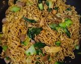 Foto langkah ke 5 dari resep Mie Goreng Rumahan.