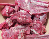 Foto del paso 4 de la receta: Cabrito en salsa de cebolla roja y ras el hanout