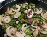 Foto del paso 3 de la receta: Revuelto de espárragos y Gambones light