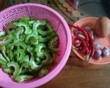 Foto langkah ke 1 dari resep Tumis Pare Pedas.