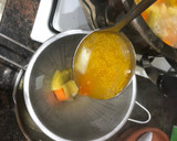 Foto del paso 3 de la receta: Sopa de caldo de verduras con galets y huevo rallado