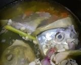 Foto langkah ke 3 dari resep Sup ikan giant trevally untuk anak.