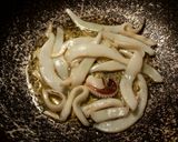 Foto del paso 3 de la receta Espaguetis negros con sepia en salsa de pimentón