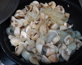 Foto del paso 2 de la receta: Guiso de codornices con champis (olla rápida)