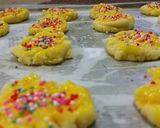 Foto langkah ke 5 dari resep Cookies Springkel Renyah dan Lumer di Mulut kesukaan Anakku.
