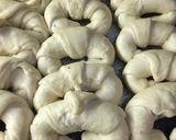Foto del paso 7 de la receta: Medialunas saladas con falso hojaldre sin huevo sin manteca