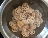 Hình bước làm 1 của món Canh củ sen hầm xương