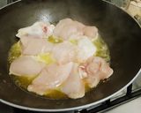 Foto del paso 1 de la receta: Pollo con salsa de quesos
