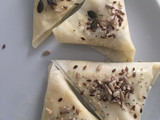Samosas de queso de burgos y pesto