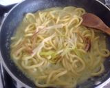 Foto del passaggio 4 della ricetta Bigoli con crema di zucchine, zucchine e cipollotti brasati