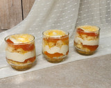 Foto del paso 12 de la receta: 🌟 Triffle de damascos 🌟 Postre en vaso en capas: bizcochuelo, crema de queso y damascos en almíbar 🌟