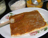 Foto del paso 4 de la receta: Chaja (torta con dulce de leche, crema y duraznos)